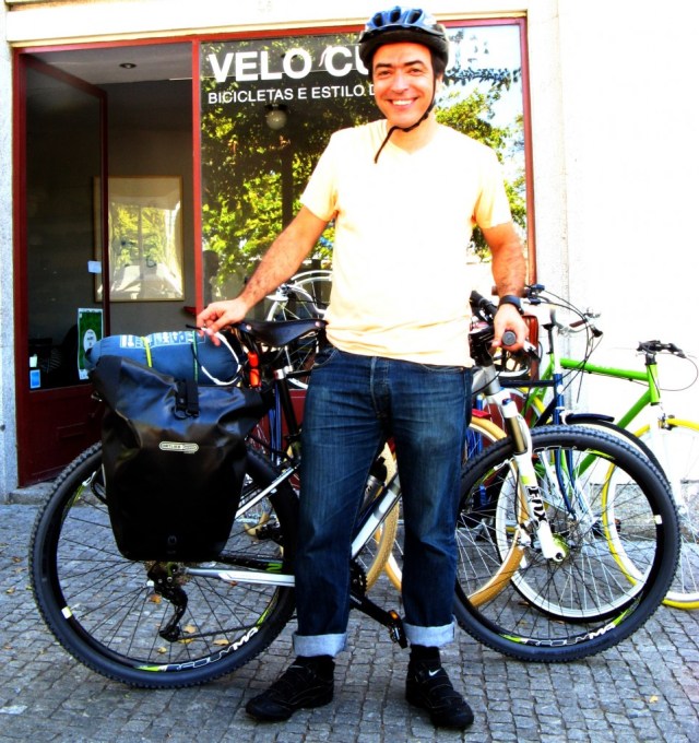 Ricardo na megastore para Santiago via Barcelona