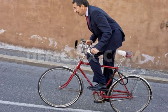 new mayor of rome ignazio marino arrive by bicycle at capitol