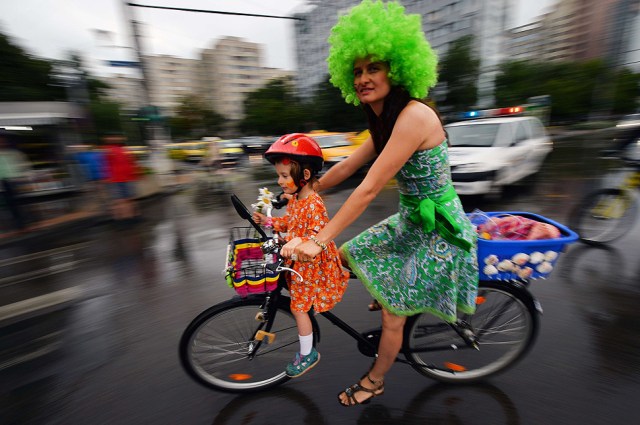 Mã e filha num passeio de bicicletapelas ruas de Bucareste, Roménia, durante o evento 'Skirtbike' a 10 de Outubro de 2013 (Foto créditos: Daniel Mihailescu / AFP / Getty Images)