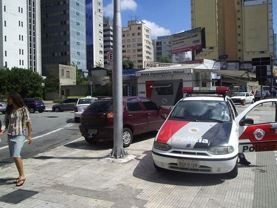 Figura 2 - A polícia dando o exemplo. Fonte: http://vadebike.org/2009/06/o-exemplo-vem-de-cima/