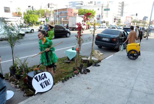 Figura 1 - O espaço público de uso privado pode ser utilizado para outros propósitos?  Fonte: http://vadebike.org/2013/08/zona-verde-parklet-vaga-viva/ 