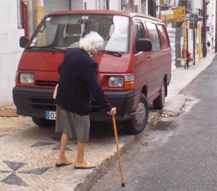 Figura 4 - Estacionamento no passeio. Fonte: http://www.passeiolivre.org/