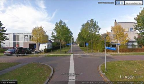 Figura 4 - Num cruzamento onde os ciclistas podem seguir a direito por uma via totalmente segregada. Uma solução muito comum. Fonte: Google Earth