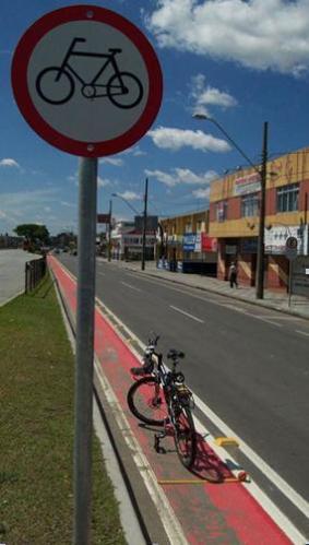 Figura 4 - Ciclovia com 75cm em Curitiba. Fonte: http://www.mobilize.org.br/noticias/5533/ciclovias-com-falhas-se-espalham-pelo-pais.html