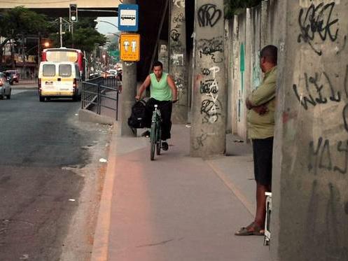 Figura 6 - Mais falta de respeito. Fonte: http://oglobo.globo.com/rio/preco-de-quilometro-de-ciclovia-na-zona-oeste-se-equipara-ao-de-uma-estrada-obra-recem-inaugurada-ja-tem-rachaduras-2764596
