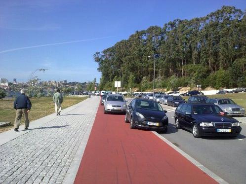 Figura 8 - Aqui estaciona-se bem! Fonte: https://nabicicleta.com/2012/07/02/rodovias-e-romarias-ciclovias-querias/