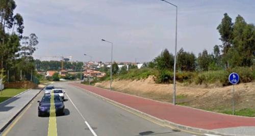 Figura 9 - Pedestres e ciclistas partilham a ciclocoisa pois há pouco espaço na rua... Fonte: GoogleEarth 