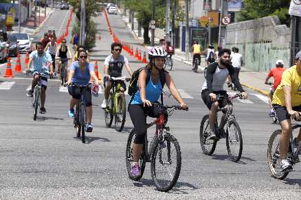 Repórter não pedalava há quase 15 anos. Na estreia do projeto Ciclofaixa de Lazer, alugou uma bicicleta e conseguiu se divertir no trânsito