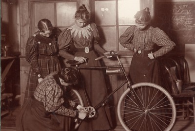 Women_Repairing_Bicycle_c._1895