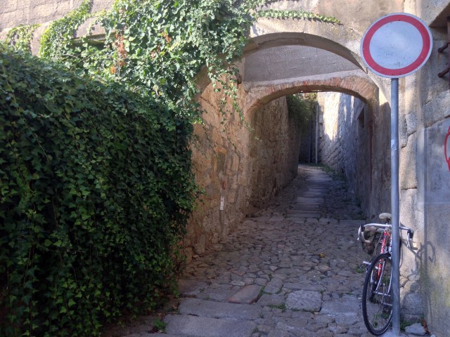 Rua Entre-Quintas ao fundo