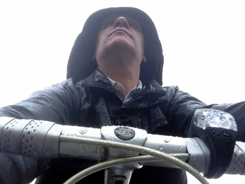 um ciclista à chuva