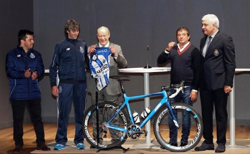 (Da E-D) Nuno Ribeiro, diretor desportivo, o ciclista espanhol Gustavo Veloso, o presidente do FC Porto, Jorge Nuno Pinto da Costa, Adriano Quintanilha, dono da W52, principal patrocinador da equipa, e Elias Barros, diretor desportivo, durante a apresentação da equipa de ciclismo do FC Porto, no Porto, 23 de janeiro de 2016. foto: José Coelho/LUSA