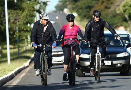 DF - DILMA/BICICLETA - POLÍTICA - A presidente Dilma Rousseff anda de bicicleta nos arredores do Palácio do Alvorada, em Brasília (DF), na manhã deste domingo, 17. O pedido de impeachment da oposição contra a presidente Dilma passará pela votação dos deputados federais em sessão marcada para a tarde deste domingo, 17, na Câmara dos Deputados. 17/04/2016 - Foto: WILTON JUNIOR/ESTADÃO CONTEÚDO