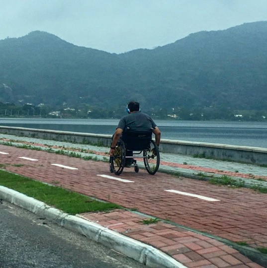 cadeira-de-rodas-na-ciclovia