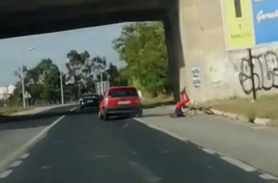condutor-atropela-ciclista-de-proposito-e-foge